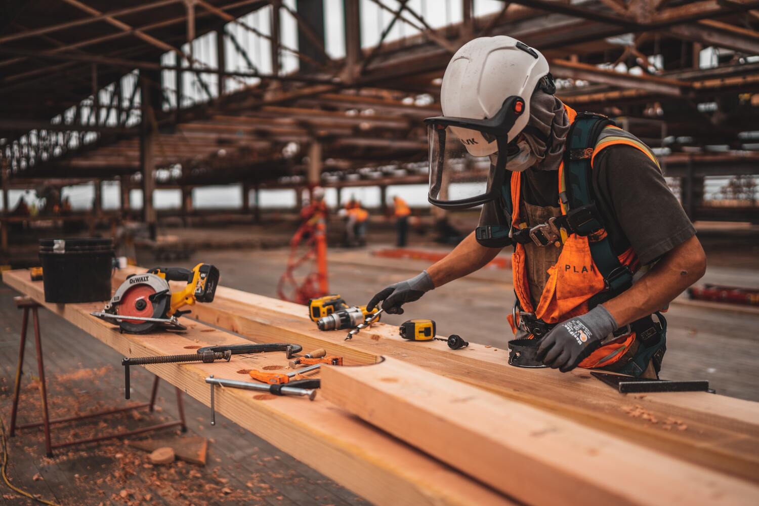 Collaborateurs du BTP sur un chantier industrialisé