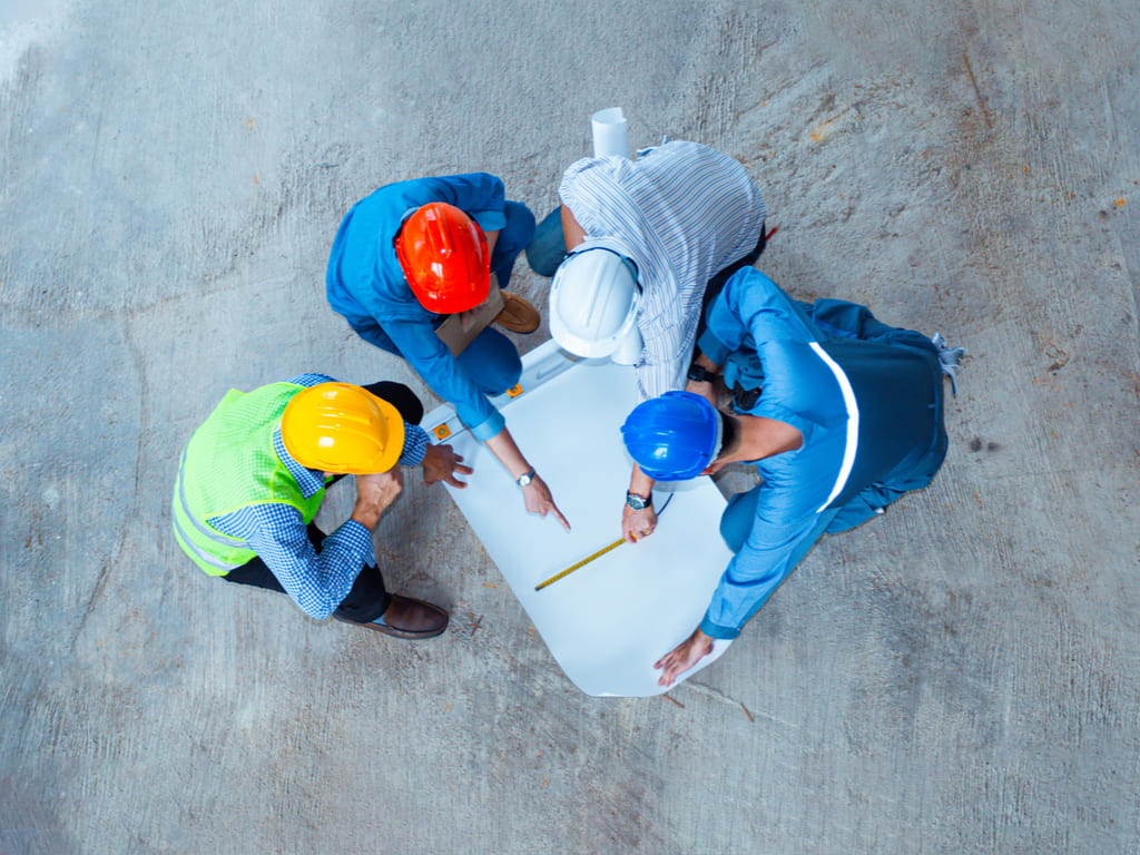 Réunion de coordination sur un chantier